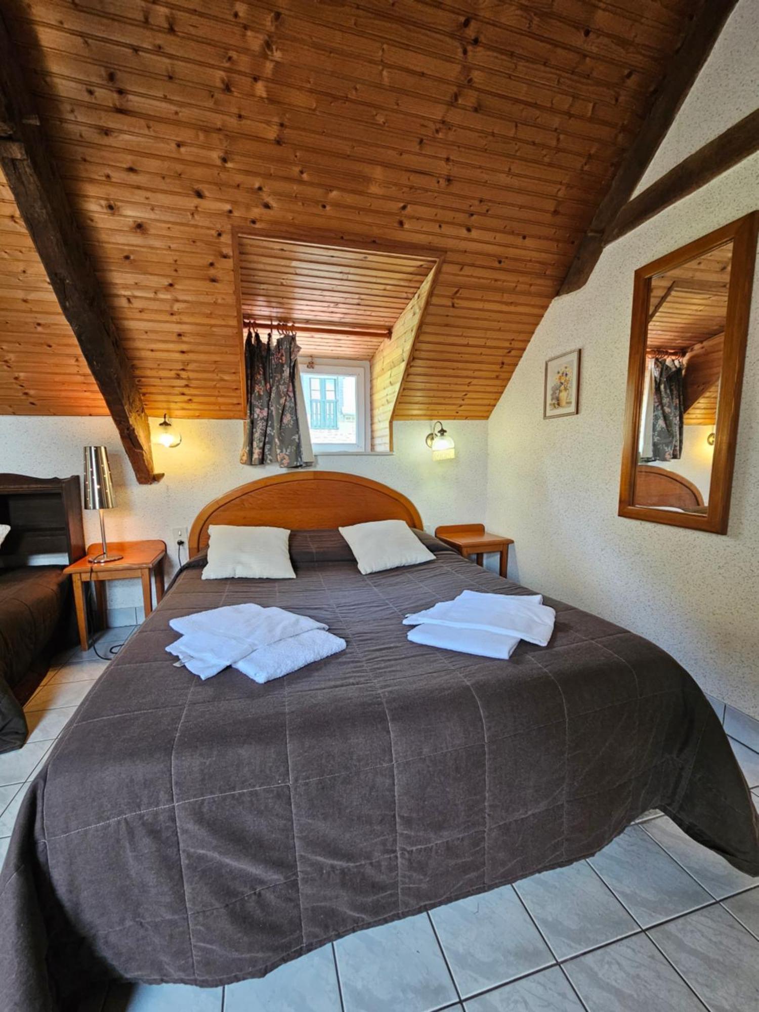 L'Auberge De La Porte Saint-Jouan-des-Guérets 객실 사진
